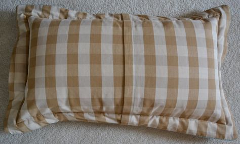 How to make a pillow sham via Worthing Court blog Diy Pillow Shams, Homemade Pillows, Sew Crafts, King Size Pillow Shams, King Size Pillow, Make A Pillow, Diy Pillow, Sew Projects, Pillow Projects