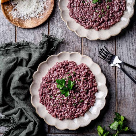 This Red Wine Parmesan Risotto is rich, beautiful and perfect to enjoy on its own or with your favorite protein! Risotto Pressure Cooker, Red Wine Risotto, Red Wine Pasta, Wine Risotto, Red Wine Cheese, Cooking With Wine, Red Wine Recipe, Barley Risotto, Wine Blog