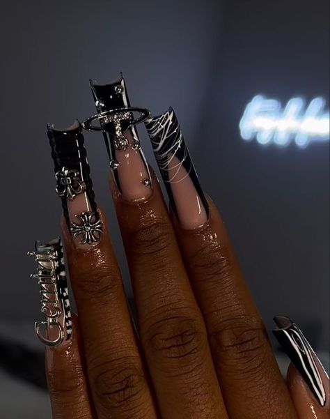 There's a new beauty trend taking over Instagram and it's absolutely stunning. Say hello to "quartz nails". Back To School Nails Medium, Pink Packaging Ideas, Lipgloss Small Business, Long Nails Glitter, Nails Ideas Nail Art, Acrylic Nails With Charms, Black Prom Nails, Nail Art Inspo, Quartz Nails