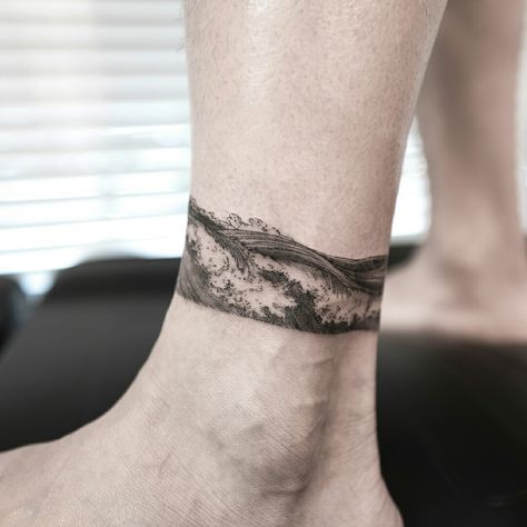 Tattoo Leg Band, Ankle Band Tattoo, Leg Band Tattoos, Herren Hand Tattoos, Planet Tattoo, Wanderlust Tattoo, Band Tattoos, Tattoo Leg, Band Tattoo Designs