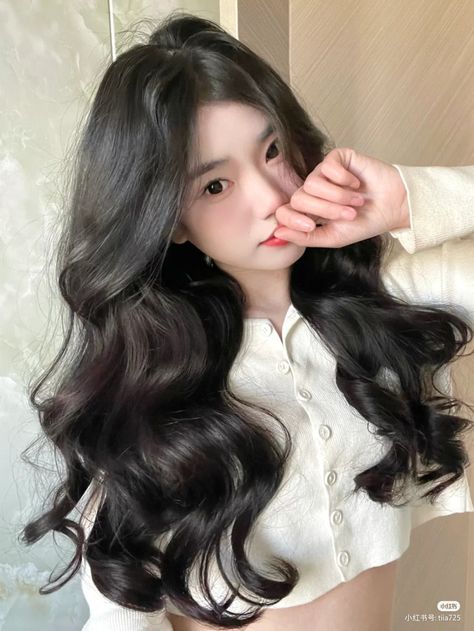 Curly Korean Hairstyles, Korean Curly Hairstyle, Korean Wavy Hair, Hairstyles Zayn, Korean Long Hair, Douyin Makeup, Kpop Videos, Hair Style Korea, Thick Wavy Hair