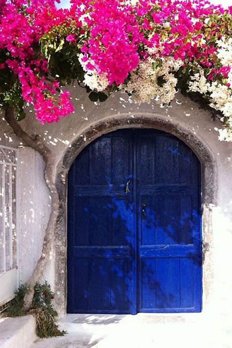 Amazing Gates, Walled Courtyard, Greek Blue, Gorgeous Doors, Santorini Island, Painted Front Doors, Blue Garden, Spanish House, Wall Garden