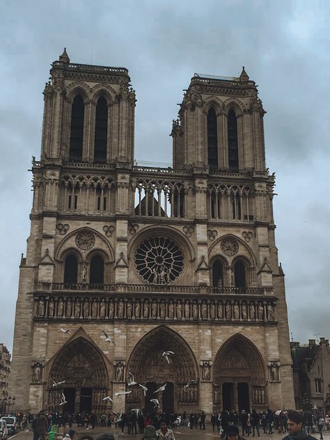 Aesthetic Cathedral, 18th Century Aesthetic, Darkacademia Aesthetic, French Gothic Architecture, French Cathedrals, Anna And The French Kiss, French Aesthetic, France Aesthetic, H.e.r Aesthetic