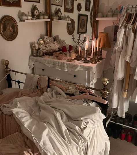 Pink Dark Academia Room, Old Lady Room Aesthetic, Dark Coquette Room Ideas, Cozy Bedroom Ideas Dark, Bedroom Ideas Dark Academia, Omega Nest, Dark Coquette Bedroom, Dark Coquette Room, Antique Room Aesthetic