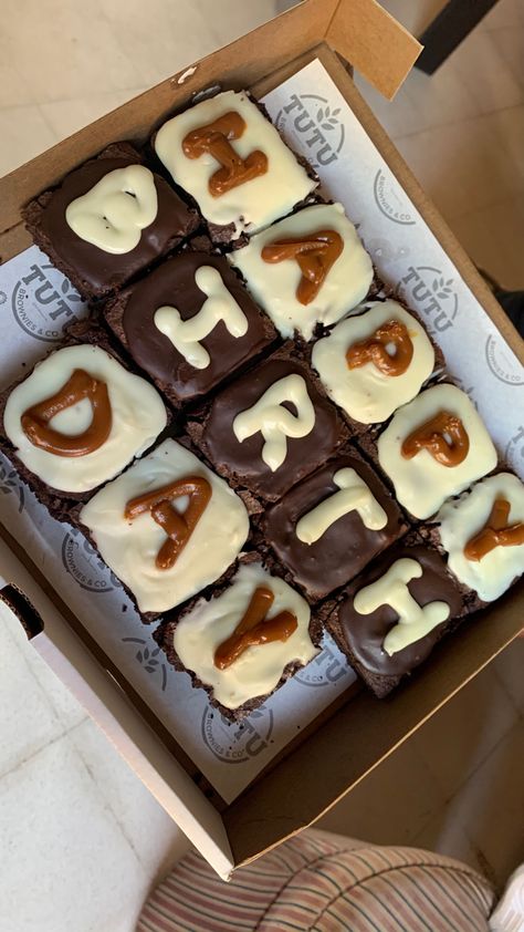 Brownies Decoration Ideas Simple, Brownies Ideas Creative, Brownie Cake Birthday Decoration, Decorated Brownies Birthday, Birthday Brownies Ideas, Brownie Birthday Cake Ideas, Brownie Cake Decoration, Birthday Brownies Decoration, Brownie Cake Ideas