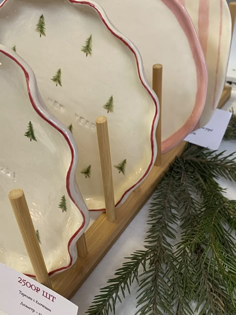 Christmas Clay Plates, Christmas Pottery Designs, Christmas Pottery Plates, Pottery Xmas Decorations, Pottery Painting Christmas Ideas, Ceramic Christmas Plate, Winter Pottery Ideas, Ceramic Painting Christmas, Christmas Plate Painting Ideas