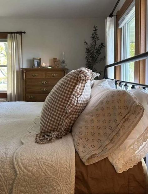 Farm Cottage Bedroom, Colonial Cottage Decor, Beige Bedding With Pop Of Color, Cottage Home Decor, Cottage Bedroom, House Room, Boho Home, Room Inspiration Bedroom, Dream Bedroom