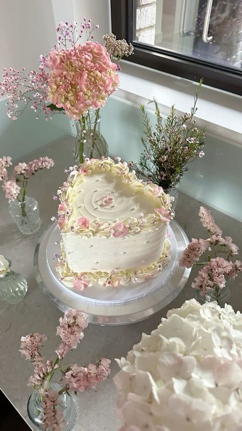 Flower Cake With Real Flowers, Pastel Bday Decor, Birthday Cakes 19, 26 Birthday Ideas For Her, Cake Ideas Sweet 16, Floral Bday Cake, Floral Themed Birthday Party, 16 Th Birthday Cake, 21st Birthday Cake Aesthetic