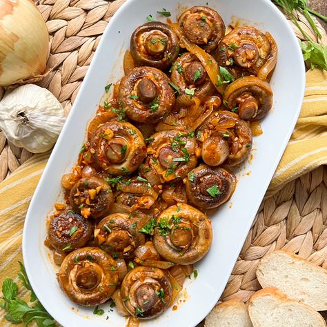 The BEST-EVER Spanish Mushrooms | Champiñones con Cebolla y Ajo Recipe Tapas Recipes Vegetarian, Vegetarian Tapas Recipes, Spanish Vegetarian Recipes, Spanish Tapas Ideas, Spanish Dinner Recipes, Spanish Mushroom Recipes, Easy Starters Recipes, Stewed Mushrooms, Tapas Mushrooms