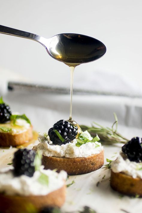 Crostini Ideas, Blackberry Goat Cheese, Goat Cheese Recipes Appetizers, Sage Honey, Crostini Toppings, Fresh Appetizers, Cheese Recipes Appetizers, Cheese Crostini, Goat Cheese Crostini