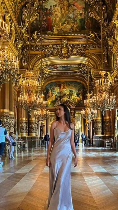 Tahel in the Opera national de Paris Street Outfit Summer, 2022 Street Style, Tan Instagram, Supermodel Body, Classy Street Style, Street Clothes, Grunge Shirt, Ootd Fall, Nyfw Street Style