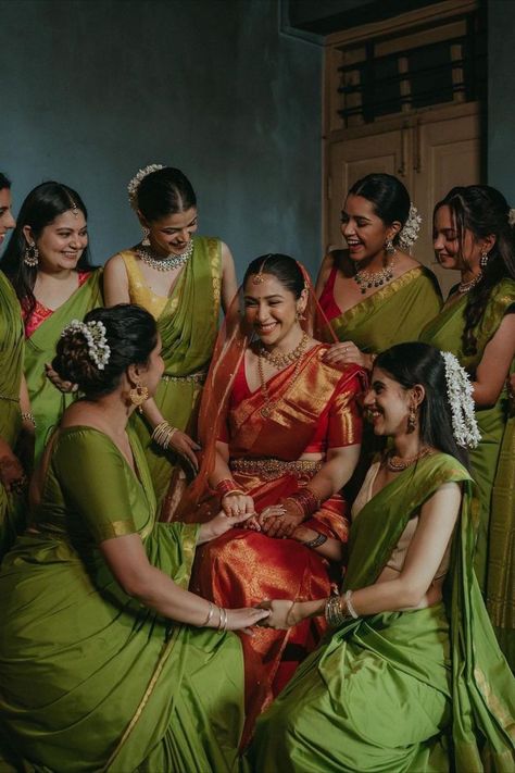 Indian Wedding Bridesmaids, Bridesmaid Sarees, Wedding Group Photos, Bridesmaid Poses, Brides Sister, Bridesmaid Pictures, Bride Photos Poses, Sisters Photoshoot Poses, Bridesmaid Photoshoot