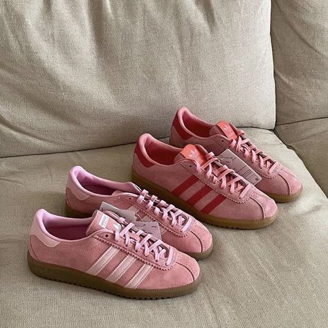 Adidas Bermuda, Adidas Samba Classic, Adidas Gazelle Pink, Pink Adidas Shoes, 00s Mode, Nike Shoes Women Fashion, Men's Adidas (men), Pretty Shoes Sneakers, Shoe Wishlist