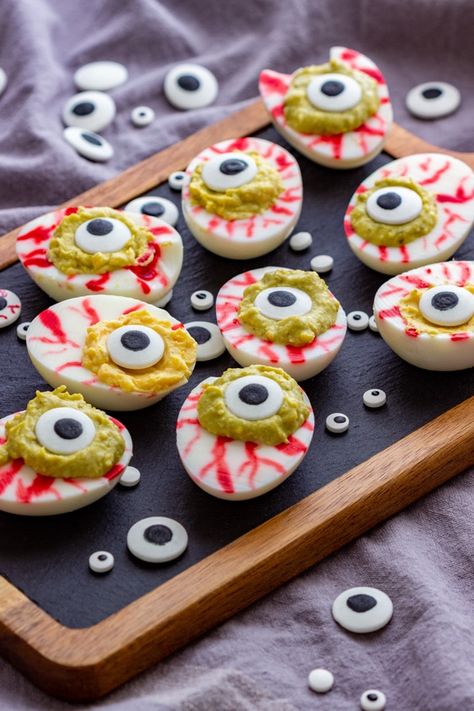 Easy eyeball deviled eggs recipe, perfect for Halloween party. #appetizers #halloween #partyfood #halloweenfood #deviledeggs #eyeballs Halloween Foods, Eyeball Deviled Eggs, Savory Halloween Food, Fun Halloween Appetizers, Plat Halloween, Halloween Deviled Eggs, Halloween Backen, Halloween Appetizers Easy, Kids Halloween Food