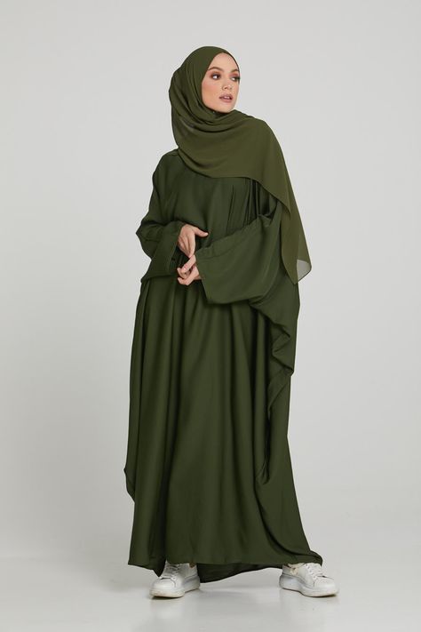 Green dress / fashion abayas Abaya For University, Umrah Outfit For Women, Umrah Outfit, Umroh Outfit, Islamic Clothing Women, Batwing Abaya, Abaya Outfits, Kaftan Dresses For Women, Tracy Beaker