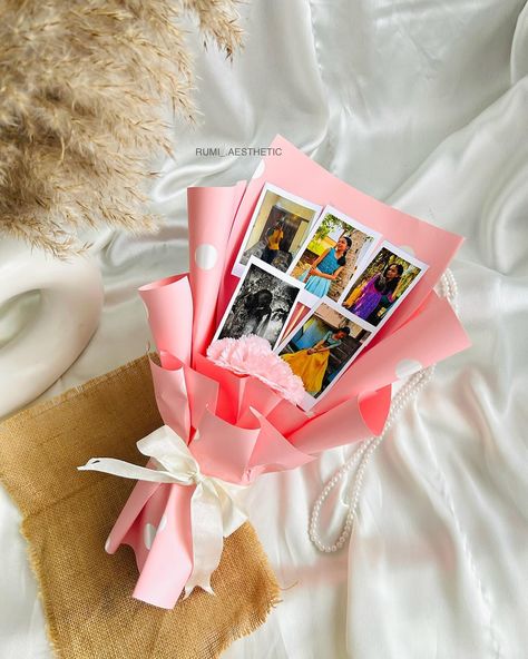 Polaroid bouquet 💖😍 This include 5 photos Can be customised by adding chocolates or more decorations 🫶🏻 #rumi #rumiaesthetic #shiroor #shiroorcreation #polaroid #polaroidbouquet #handmade#gift#explore#dmfororders#viral#trending Photo Bouquet Handmade, Polaroid Bouquet, Gift Card Bouquet, Surprise Birthday Decorations, Chocolate Flowers Bouquet, Photo Bouquet, Bouquet Tutorial, Handmade Bouquets, Handmade Gifts Diy