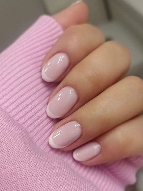 Des ongles courts de printemps pour un look tendance et minimaliste : laurathe's Blog Minimalist Nails Oval Short, Simple Elegant French Nails, Simple Spring Manicure, Short Oval Ombre Nails, Short Oval Nails French, Minimalist Nails Spring 2024, Spring Time Nails Short, Clean Spring Nails, Pink French Short Nails