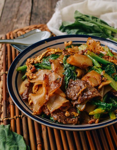 Pad See Ew (Thai Rice Noodles) - The Woks of Life Koreansk Mat, Thai Rice Noodles, Pad See Ew, Plats Healthy, Cibo Asiatico, Drunken Noodles, Idee Pasto, Thai Street Food, Slim Fast