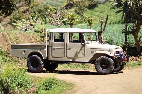 FEATURE – Toyota LandCruiser Dual Cab Custom Vintage Land Cruiser, Land Cruiser Pick Up, Land Cruiser Models, Back In 1984, Vintage Toyota, Costa Rican Coffee, Vw Combi, Toyota Fj40, Training Workouts