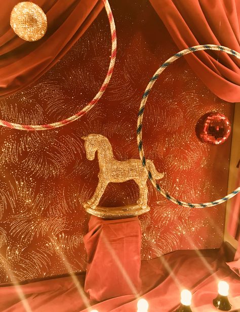 Vitrine Circus @casinolelyonvert St Sylvestre 2017 Circus Interior, Circus Christmas, Christmas Circus, Vintage Carnival, Clown Costume, Big Top, Vintage Circus, Christmas Decoration, Color Inspiration