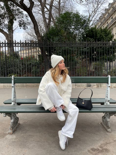 All white outfit - inspiration look All White Outfit Winter, All White Winter Outfit, White Winter Outfits, Winter Wonderland Costume, Korean Outfits Winter, White Pants Outfit Winter, Winter Outfits White, Japan Ootd, Tokyo Outfits