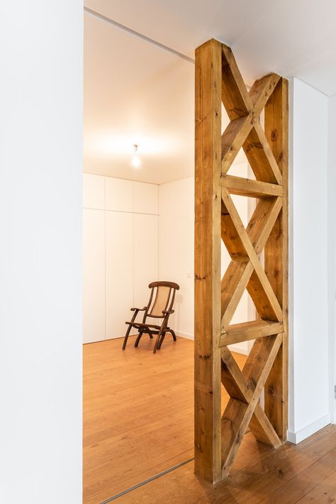 Apartment in Santa Apolonia / SER-ra White And Wood Apartment, Rustic Room Divider, Wood Apartment, Columns Interior, Wooden Columns, Wood Walls, Rustic Room, Architectural Photography, The Apartment