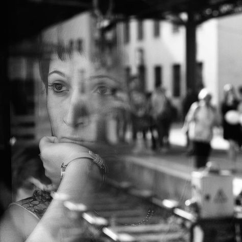 21 Poignant Portraits Captured in Train Windows Window Photography, Window Reflection, Double Exposure Photography, Reflection Photography, Dreamy Photography, Street Portrait, Portrait Frame, Cinematic Photography, Shooting Photo