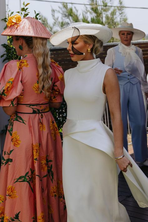 Oaks Day 2023: The Best Street Style We’ve Spotted - Vogue Australia Derby Fashion Women, Races Outfits For Women, Horse Race Day Outfits, Horse Race Outfit, Kentucky Derby Dress, Oaks Day, Race Outfit, Race Day Outfits, Kentucky Derby Fascinator