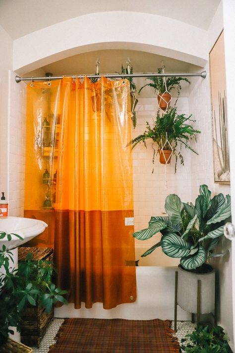 Vintage Shower Curtain French Country, Funky Apartment Bathroom, Aethstetic Bathroom Ideas, Bathroom Boho Ideas, Bathroom Ideas Curtains, Bathroom Design Shower Curtain, Crazy Bathroom Ideas Fun, Bright Bathroom With No Windows, Vintage Boho Bathroom Ideas