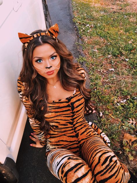 Tiger Costume Women, Tiger Outfit, Party Animal Costume, Tiger Halloween Costume, Scary Couples Halloween Costumes, Tiger Halloween, Tropical Safari, Daphne Costume, Aladdin Costume