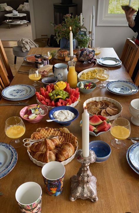 Brunch Inspo Breakfast, Family Style Brunch, Breakfast With Family Aesthetic, Bday Brunch Aesthetic, Mothers Day Brunch Aesthetic, Breakfast Mothers Day, Backyard Brunch Party Ideas, Breakfast Party Aesthetic, Brunch Aesthetic Home