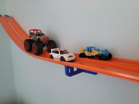 Diy Hot Wheels Display Ideas, Hotwheels Rooms, Hot Wheels Set Up, Hot Wheel Tracks Ideas, Cars Room Decor Boys, Monster Truck Race Track Diy, Monster Truck Bedroom Decor, Hot Wheel Bedrooms Ideas, Pixar Cars Bedroom Ideas For Boys