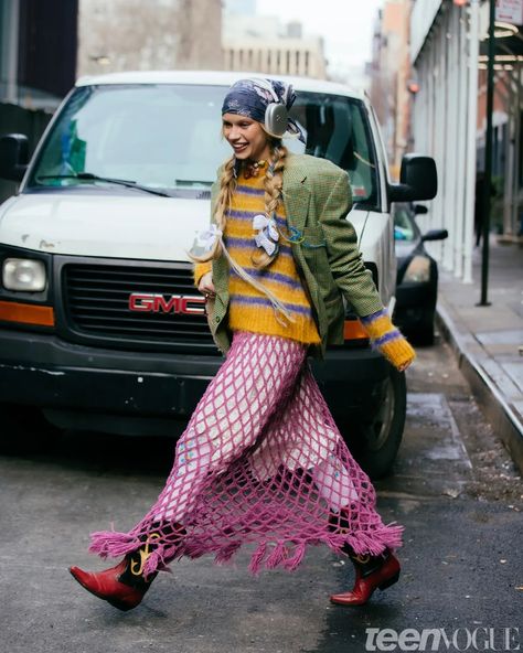 Ugly Fashion Trends, Urban Winter Outfits, Funky Colorful Outfits, Camp Style Fashion, Mixed Pattern Outfit, Maximalist Streetwear, Maximalist Style Fashion, Bold Street Style, Maximalist Outfit