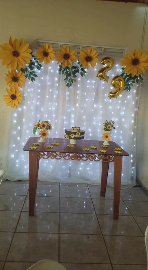 Diy Sunflower Wedding, Anna Birthday Party, Sunflower Birthday Parties, Rustic Ceremony, Diy Sunflower, Sunflower Wedding Decorations, Flower Room Decor, Birthday Room Decorations, Sunflower Party