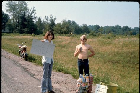 Woodstock Photos That Will Take You Inside The Music Festival - Thedelite Woodstock Photos, Woodstock Music, Woodstock 1969, Woodstock Festival, Hippie Culture, Joan Baez, Hollywood Couples, Amazing Pictures, Janis Joplin