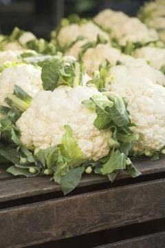 Cauliflower is a low-carb food. Grow Cauliflower, Growing Cauliflower, Cabbage Cauliflower, Garden Vegetables, Growing Veggies, Garden Veggies, Veg Garden, Fruit Garden, Vegetable Gardening