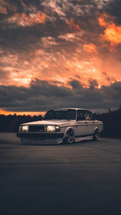 70s Car Aesthetic, Cars For Girls, 9:16 Wallpaper, Cars Decorations, Subcompact Cars, Cars Drawing, Car Dream, Volvo 740, Mercedes W124