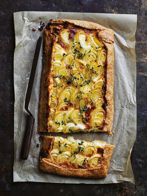 caramelised leek tart Leek Puff Pastry Tart, Leek Puff Pastry, Leek Tart Recipe, Savory Tarts Main Dishes, Stuffed Leeks, Eggplant Tart, Savory Tart Recipes, Leek Galette, Leeks Recipes