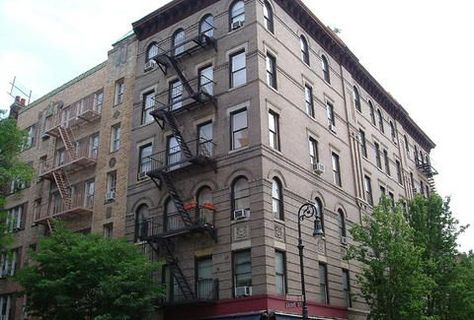 How To Find A Cheap Apartment In NYC - Thrillist Hollywood Architecture, Chandler Joey, Apartment Security, Rachel Chandler, Friends Apartment, Apartment In New York, Trendy Apartment, Famous Houses, Cheap Apartment