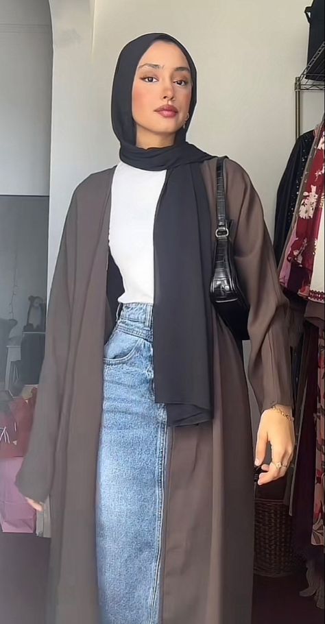 Skirt Abaya Hijab Fashion, Autumn Abaya Outfits, Abaya With Skirt, Attractive Modest Outfits, Brown Modest Outfit, Abaya Casual Outfit, Hijab Brown Outfit, Maxi Skirt With Hoodie, Brown Abaya Outfit