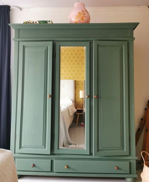 Armarios Pintados Ideas, Restaurant Booths, Creating A Capsule Wardrobe, Corner Restaurant, Green Painted Furniture, Wood Restaurant, Wardrobe Revamp, Pine Wardrobe, Restaurant Booth