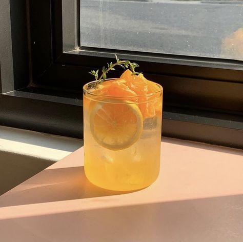 Fancy Drinks, Pretty Drinks, Orange Aesthetic, Cafe Food, Pretty Food, Cute Food, Yummy Drinks, Aesthetic Food, Food Pictures