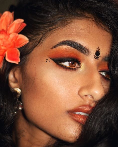 Middle Eastern Editorial, Navratri Face Tattoo, Garba Eye Makeup Look, South Asian Eye Makeup, Navratri Face Makeup, Eye Makeup For Navratri, Navaratri Makeup Looks, Navratri Eye Makeup, Dandiya Makeup Look