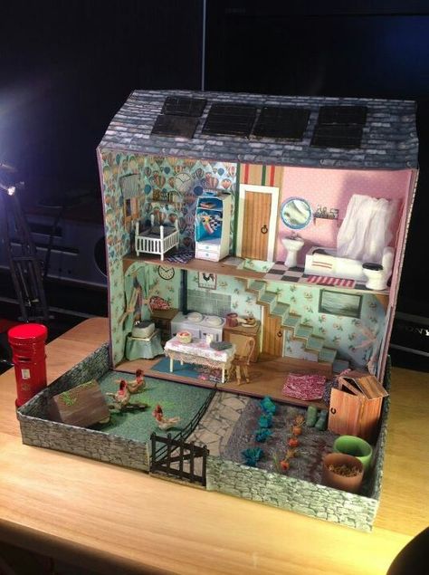 Found on Cath Kidston's FB page in her "Dream room in a box" photo album. (LOVE this!) Shoe Box Story Project, Stuff To Do With Shoe Boxes, Room In A Box Project, Shoebox Room Project, Shoe Box Art Projects, Shoe Box Doll House Diy, Shoe Box Room Project, Shoebox House Project, Dollhouse Diy Ideas Cardboard Boxes