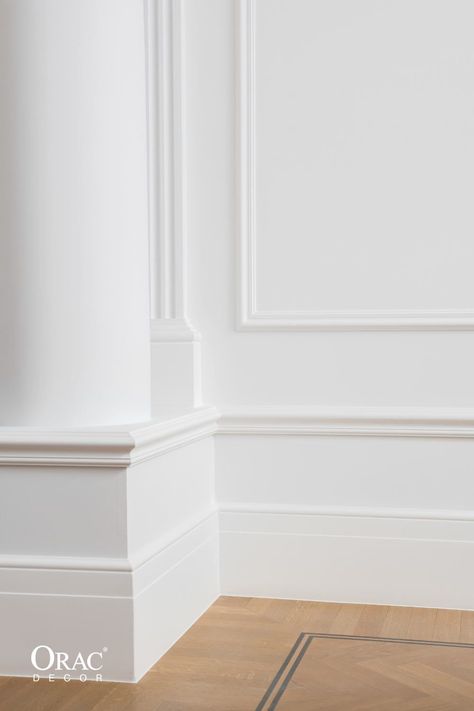 How to create an elevated skirting board? Install your favorite regular skirting board, preferably a rather high one if you have higher ceilings. Then add a matching wall moulding on top. The more room you leave in between, the bigger the combined skirting will appear; but don't go higher than 1/5 of the wall. Paint everything in the same colour. Baseboard Moulding Ideas, Living Room Wainscoting, Trim Profiles, Tall Baseboards, Modern Baseboards, Paneling Makeover, Baseboard Styles, Baseboard Moulding, Wall Moulding