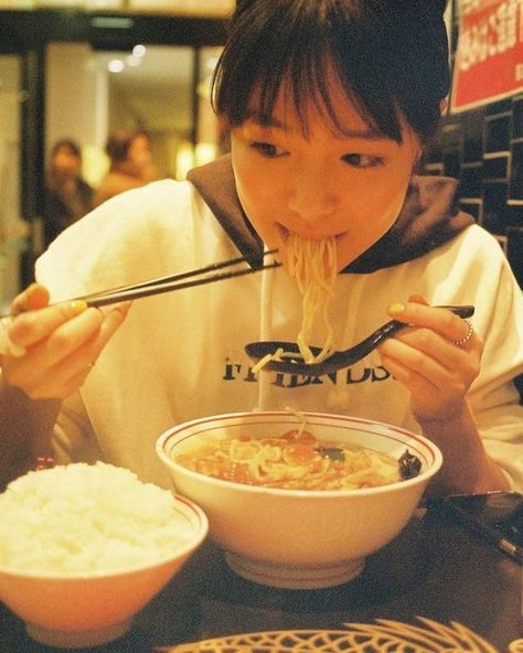 Eating Noodles, Photographie Portrait Inspiration, Female Pose Reference, Human Reference, Face Reference, Human Poses Reference, People Eating, Poses References, Human Poses