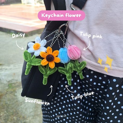 By Desita Craft Diy Flower Keychain, Fuzzy Wire Crafts, Pipe Cleaner Keychain, Fuzzy Wire Keychain, Pipe Cleaner Ideas, Flower Pipe Cleaner, Crochet Keychain Flower, Fuzzy Wire Flower, Puff Flower Keychain Crochet