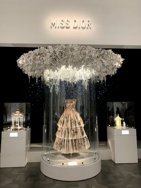 Bridal Shop Decor, Dior Designer Of Dreams, Luxury Retail Store, Judy Chicago, Christian Dior Designer, Herb Ritts, Retail Interior Design, Store Design Boutique, Window Display Design