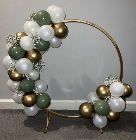 Gold Hoop Balloon Backdrop, Balloon Arch On Circle Stand, Circular Balloon Arch, Circle Balloon Arch Ideas, Balloon Hoop Ideas, Ring Decoration Ideas, Balloon Hoop Backdrop, Hoop Balloon Arch, Balloon Arch Ring