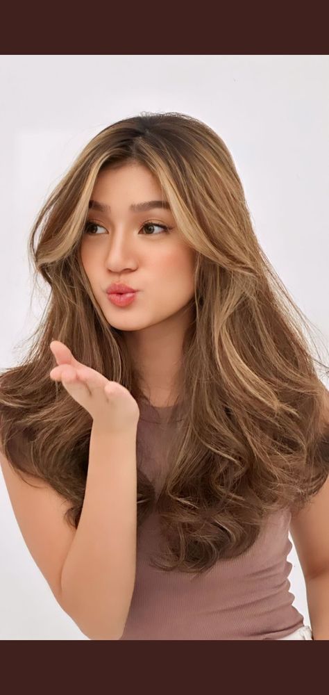 Belle Mariano pout, flying kiss Belle Mariano Hair, Belle Mariano Wallpaper, Lavender Grey Hair, Filipino Hair, Flying Kiss, Dye Styles, Highlight Hair, Gong Li, Brown With Blonde Highlights